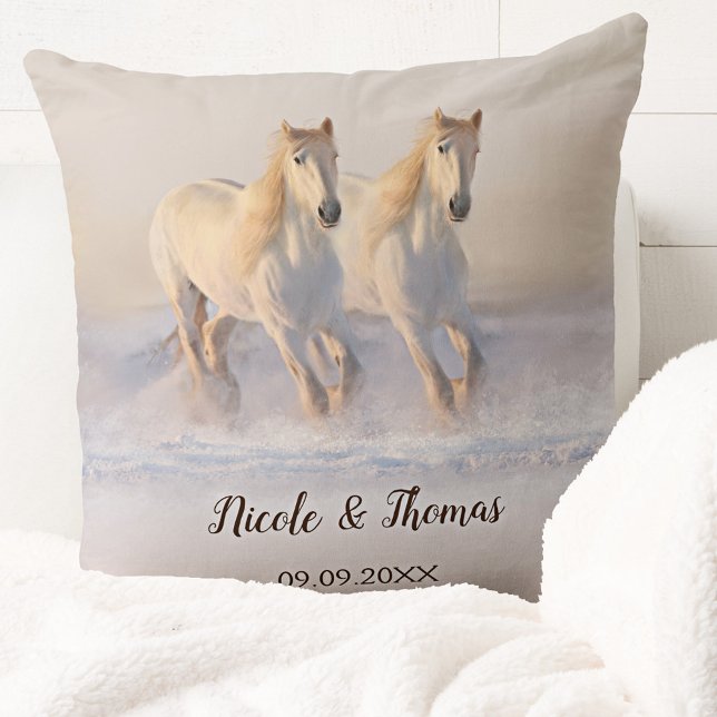 Weiße Pferde im Schnee Winterpilz Kissen (Romantic wedding or anniversary pillow featuring two white horses running in the snow )