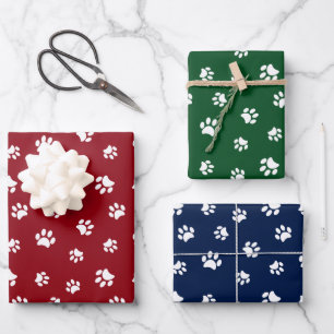 Weiße Pfotenabdrücke auf Rot, Grün und Blau Geschenkpapier Set