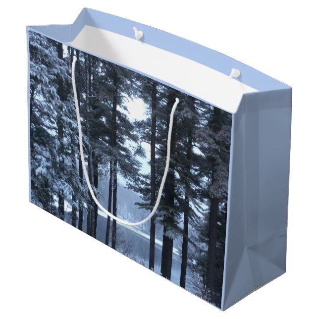 Weiße Pines in blauem Licht — Große Geschenktüte (Rückseite Schrägansicht)