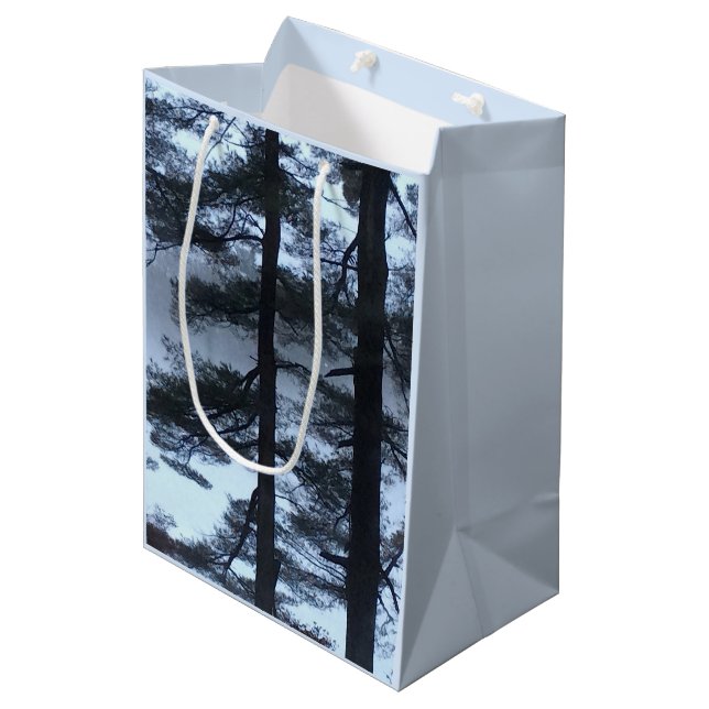 Weiße Pines in Blizzard Mittlere Geschenktüte (Vorderseite Schrägansicht)