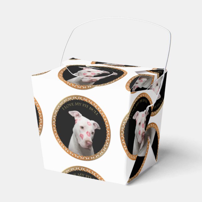 Weiße Pitbulle mit roten Küssen über sein Gesicht. Geschenkschachtel (Vorderseite)