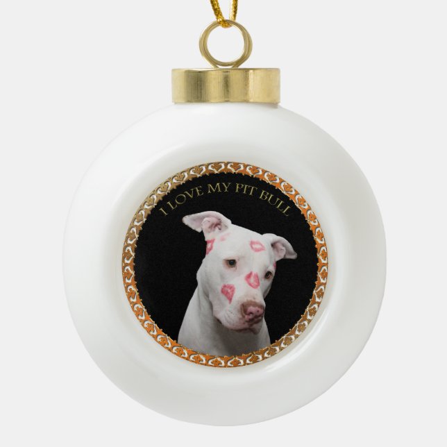 Weiße Pitbulle mit roten Küssen über sein Gesicht. Keramik Kugel-Ornament (Vorderseite)