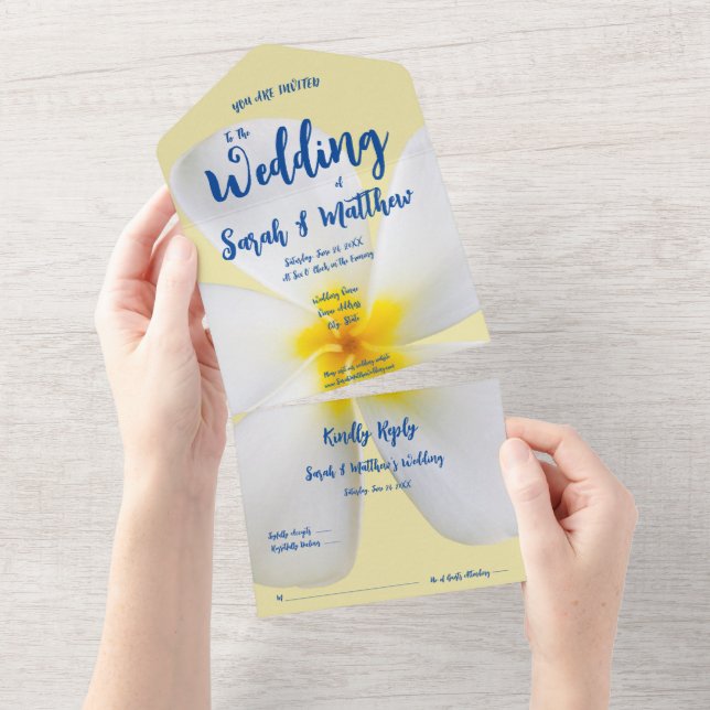 Weiße Plumeria auf gelber, tropischer, blumenreich All In One Einladung (Abreißen)