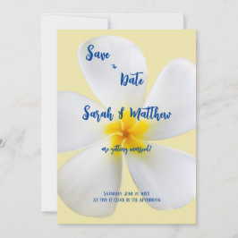 Weiße Plumeria auf gelber, tropischer, blumenreich Save The Date