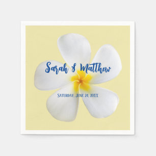 Weiße Plumeria auf gelber, tropischer, blumenreich Serviette