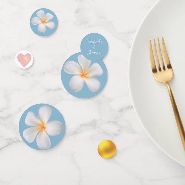 Weiße Plumeria-Blume auf Light Wondrous Blue Konfetti (Gruppe)