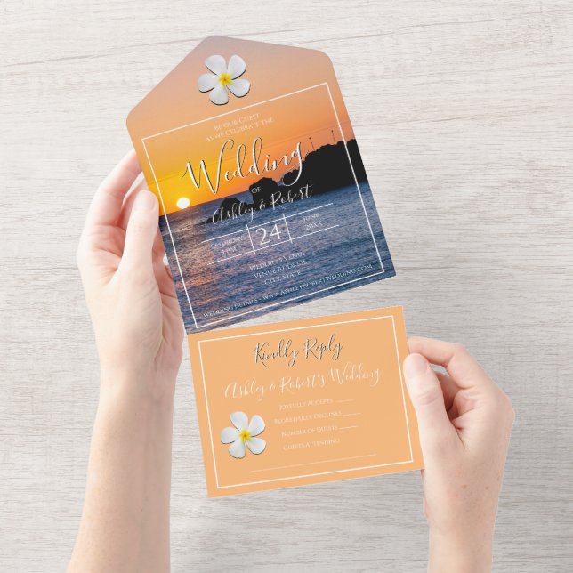 Weiße Plumeria-Blume mit goldenem Sonnenuntergang, All In One Einladung (Abreißtisch)