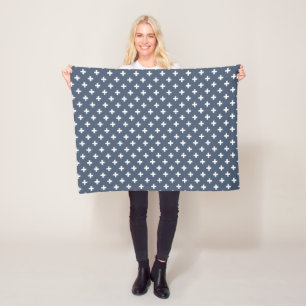 Weiße Polka-Kreuze auf blau-grau Fleecedecke