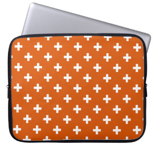 Weiße Polka-Kreuze auf verbrannter Orange Laptopschutzhülle