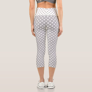 Weiße Polka Punkte auf Chrome Gray Hintergrund Capri Leggings