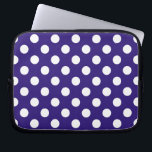 Weiße Polka-Punkte auf dunkelblau Laptopschutzhülle<br><div class="desc">Weiße Polka-Punkte auf dunkelblau</div>
