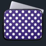 Weiße Polka-Punkte auf dunkelblau Laptopschutzhülle<br><div class="desc">Weiße Polka-Punkte auf dunkelblau</div>