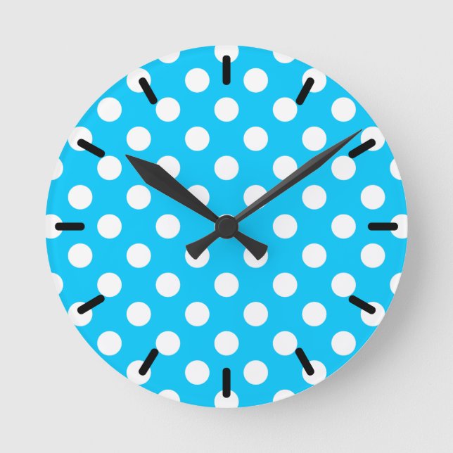 Weiße Polka Punkte auf elektrischem Blau Runde Wanduhr (Vorderseite)