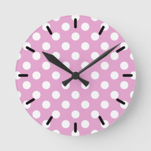 Weiße Polka-Punkte auf hellrosa Runde Wanduhr