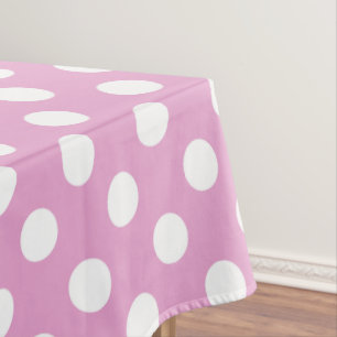 Weiße Polka-Punkte auf hellrosa Tischdecke