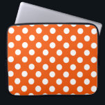 Weiße Polka-Punkte auf Orange Laptopschutzhülle<br><div class="desc">Weiße Polka-Punkte auf Orange</div>