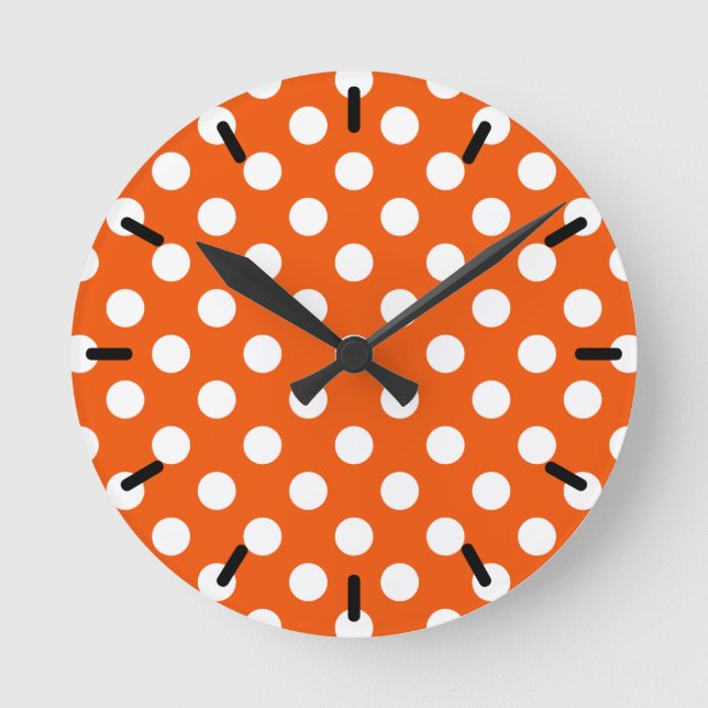 Weiße Polka-Punkte auf Orange Runde Wanduhr (Vorderseite)
