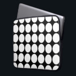 Weiße Polka Punkte auf schwarz Laptopschutzhülle<br><div class="desc">Fett weiße Polka Punkte auf einem schwarzen Hintergrund bilden ein charakteristisches geometrisches Muster. Digitales Bild. Copyright © 2013 Claire E. Skinner. Alle Rechte vorbehalten.</div>