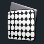 Weiße Polka Punkte auf schwarz Laptopschutzhülle<br><div class="desc">Fett weiße Polka Punkte auf einem schwarzen Hintergrund bilden ein charakteristisches geometrisches Muster. Digitales Bild. Copyright © 2013 Claire E. Skinner. Alle Rechte vorbehalten.</div>
