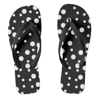 Weiße Polka Punkte auf schwarzen Flipflops