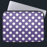 Weiße Polka-Punkte auf Ultraviolett Laptopschutzhülle<br><div class="desc">Pantone's Farbe des Jahres für 2018 ist ultraviolett.</div>