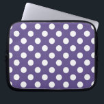 Weiße Polka-Punkte auf Ultraviolett Laptopschutzhülle<br><div class="desc">Pantone's Farbe des Jahres für 2018 ist ultraviolett.</div>