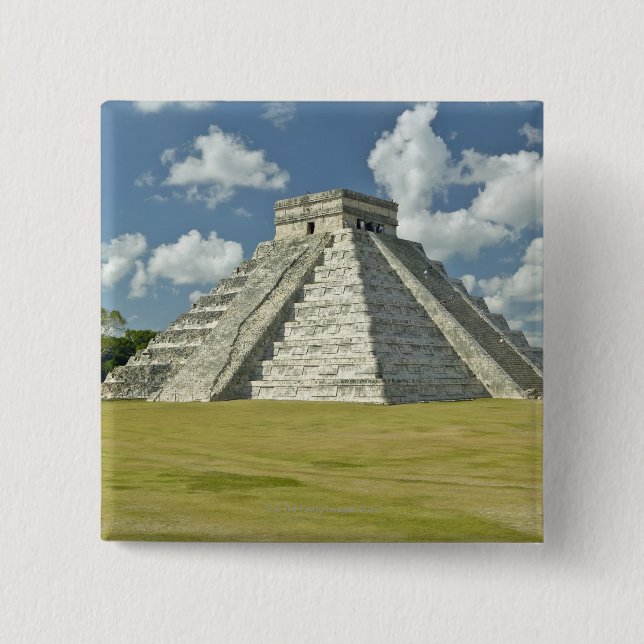 Weiße Puffwolken über der Maya-Pyramide Button (Vorderseite)