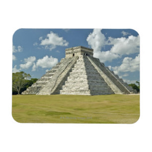 Weiße Puffwolken über der Maya-Pyramide Magnet