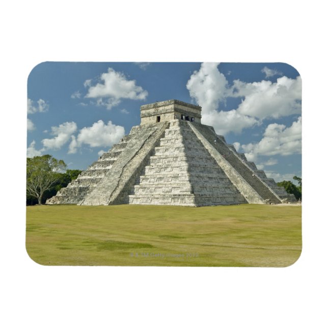 Weiße Puffwolken über der Maya-Pyramide Magnet (Horizontal)