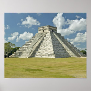 Weiße Puffwolken über der Maya-Pyramide Poster