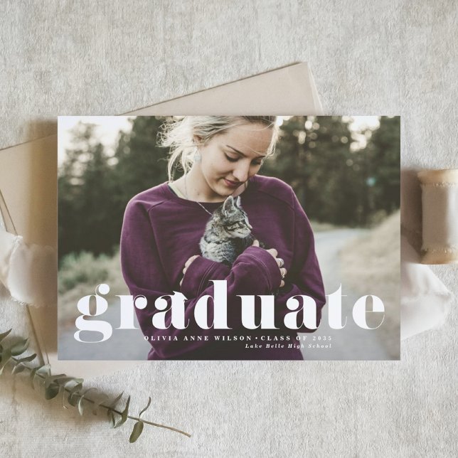Weiße Retro Fett Typografie Foto Abschluss Ankündigung (Customizable photo graduation announcement featuring bold typography. )