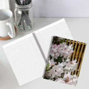 Weiße Rhododendronblüten und Bambuszaun Blumen Notizbuch