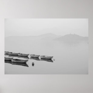 WEISSE ROHBOOTE INLINE AUF WASSERKÖRPER WÄHREND DE POSTER