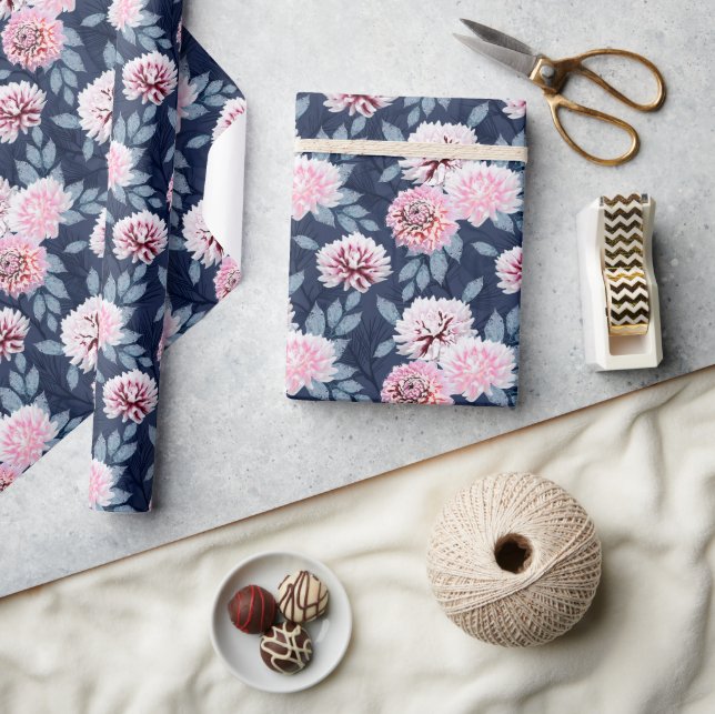 Weiße, rosa Blume auf dunkelblau. Geschenkpapier (Kunsthandwerk)