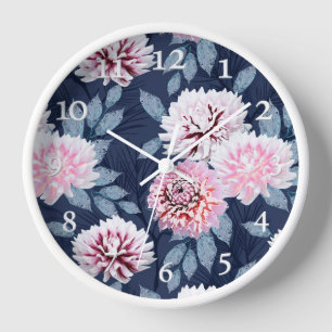 Weiße, rosa Blüten auf dunkelblau. Uhr