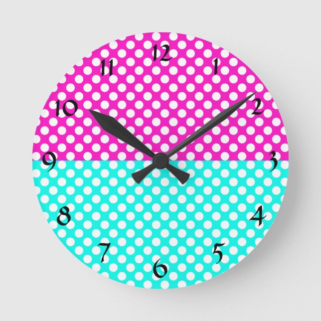 Weiße, rosa und blaue Polka-Stelle Runde Wanduhr (Vorderseite)