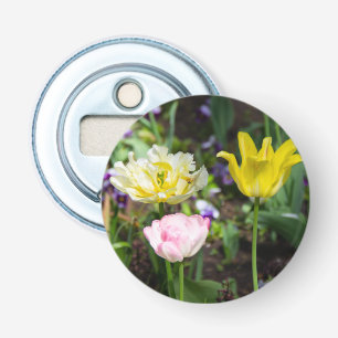 Weiße, rosa und gelbe Tulpen im Garten Flaschenöffner