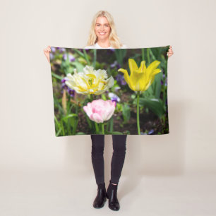 Weiße, rosa und gelbe Tulpen im Garten Fleecedecke
