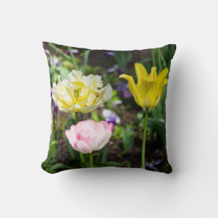 Weiße, rosa und gelbe Tulpen im Garten Kissen
