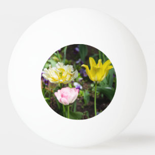 Weiße, rosa und gelbe Tulpen im Garten Tischtennisball