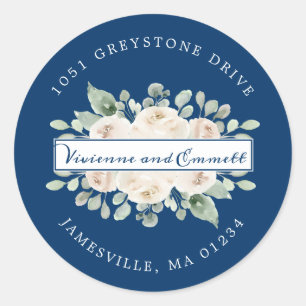 Weiße Rose auf dem Etikett für die Blumenrückgabe  Runder Aufkleber