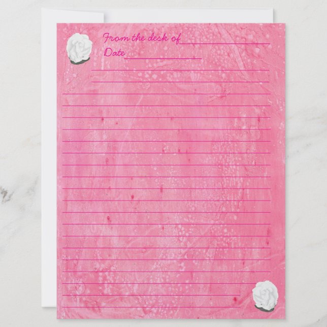 Weiße Rose auf liniiertem rosa Briefpapier (Vorderseite)