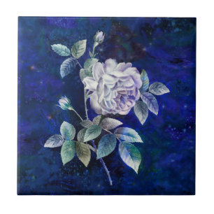 Weiße Rose auf texturiertem blauen-Marinegrund Fliese