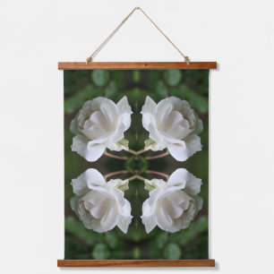 Weiße Rose mit Regentropfen, florale Naturkunst Wandteppich Mit Holzrahmen