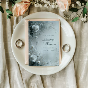 Weiße Rose und staubblauer Nebel Winterhochzeit Einladung