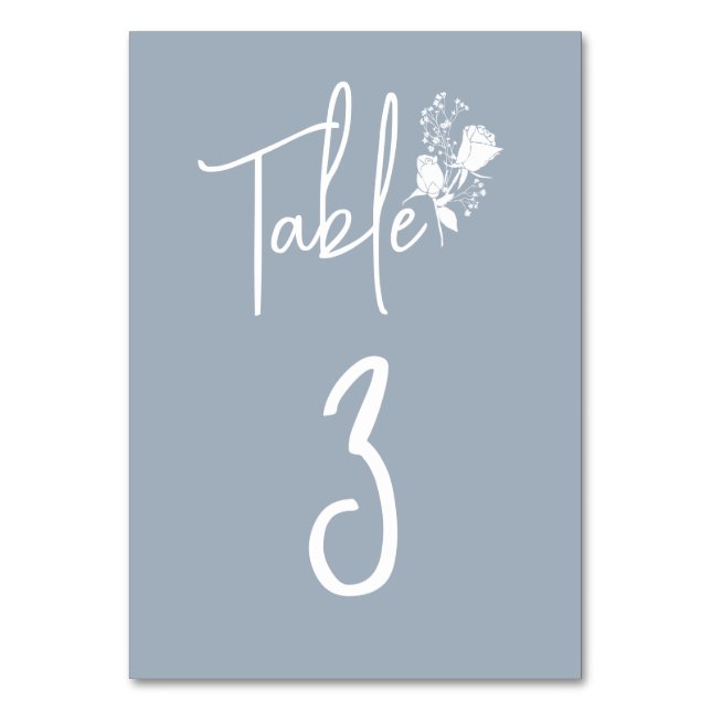 Weiße Rosen auf der blauen Tafelkarte von Dusty Tischnummer (Vorderseite)