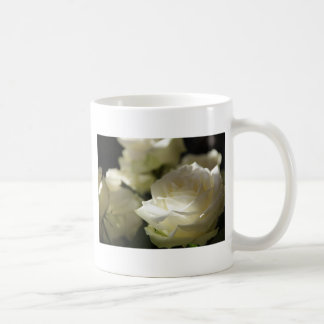 Weiße Rosen-Blumenblüten-Schicksals-Gärten Tasse