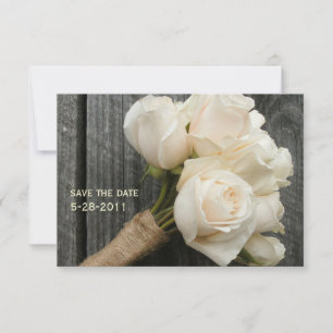 Weiße Rosen und Barnwood-Hochzeit retten das Datum Save The Date