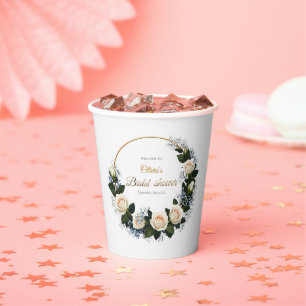 Weiße Rosen und blaue Baby-Atem begrüßen Pappbecher