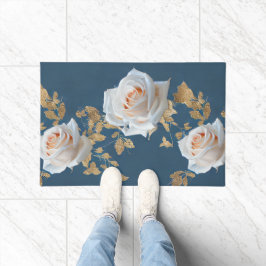 Weiße Rosen und goldene Blätter auf blauem Hinterg Fußmatte